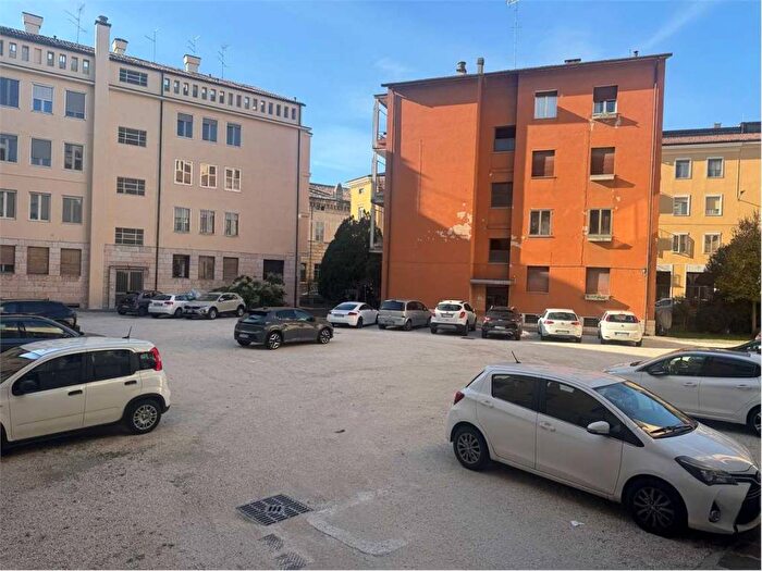 Appartamento trilocale in affitto in piazza Carlo Darco, Centro, Mantova