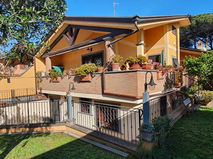 Casa quadrilocale in vendita in Via Umberto Giordano, Roma