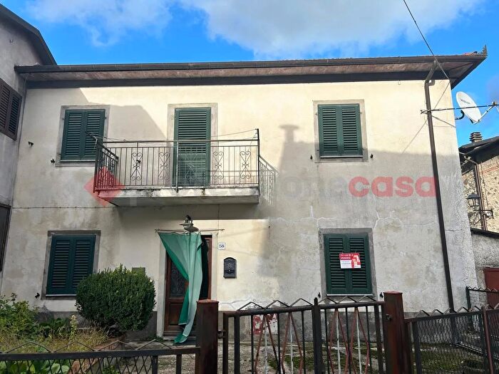 Casa con 5 locali in vendita in San Leonardo, Piazza Al Serchio