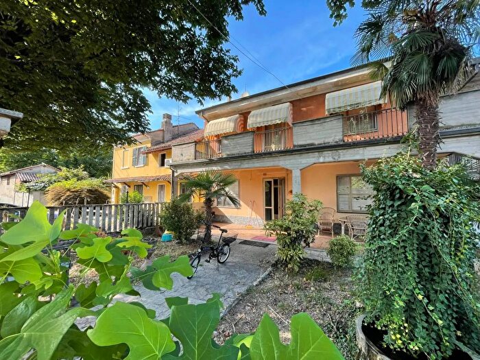 Casa con 6 locali in vendita in Frazione Messora Mezzana Bigli, Mezzana Bigli