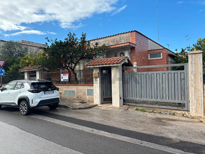 Casa con 6 locali in vendita in Via Resuttano, Siracusa