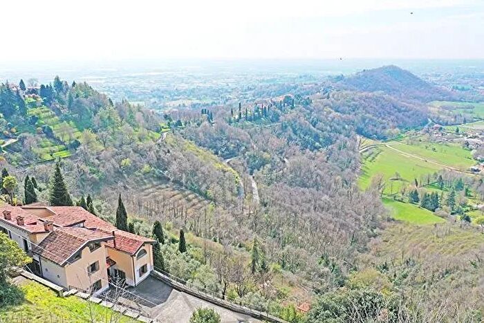 Casa con 17 locali in vendita in Bergamo