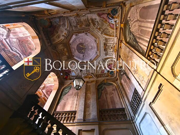 Appartamento trilocale in vendita in Via delle Belle Arti, Bologna