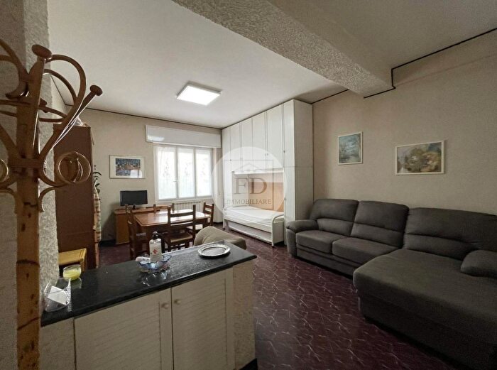 Appartamento trilocale in affitto in Via Staz Vecchia, Loano