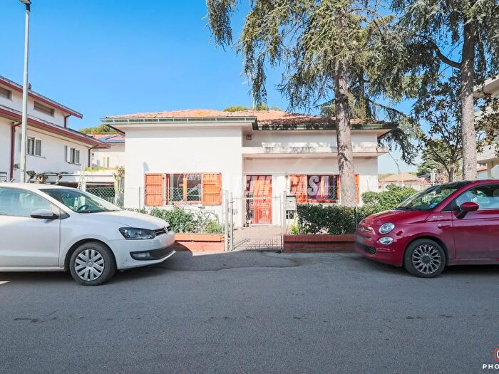 Casa con 5 locali in vendita in Viale Molise, Riccione