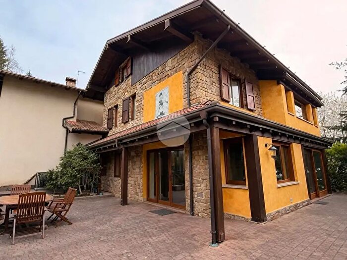 Casa con 7 locali in vendita in Via Pizzo Camino, Borno