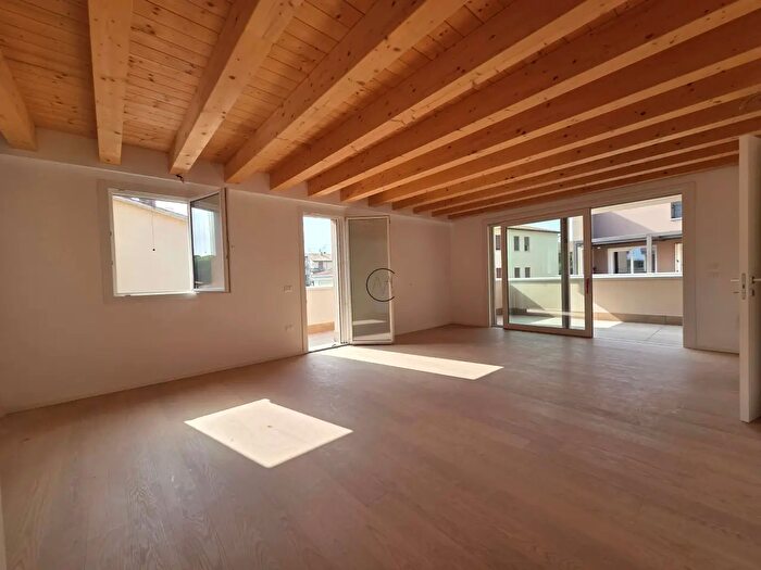 Appartamento con 5 locali in vendita in Via Oderzo, Treviso