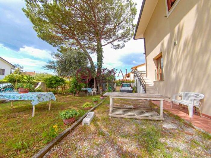 Appartamento con 6 locali in vendita in Via dellAzalea, Collesalvetti