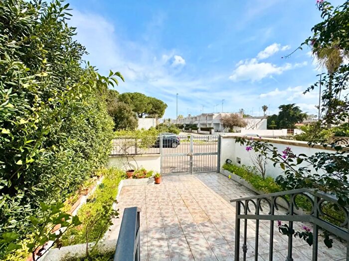 Casa quadrilocale in vendita in Viale dei Sultani Snc, Melendugno