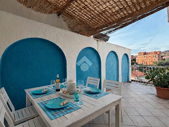 Appartamento trilocale in vendita in Via Vecchia, Lerici