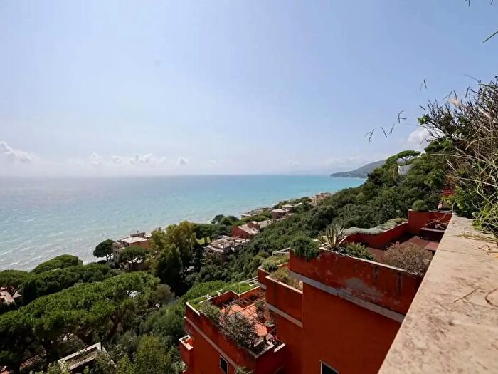 Appartamento con 6 locali in vendita in Via della Rotonda, Arenzano