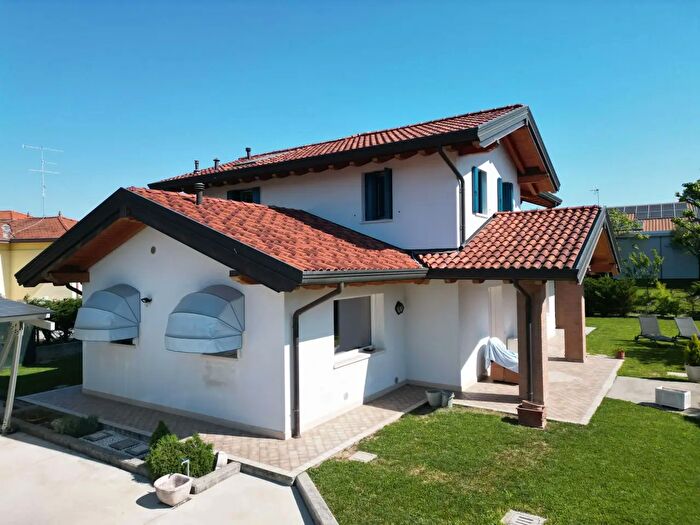 Casa con 10 locali in vendita in Pasiano Di Pordenone