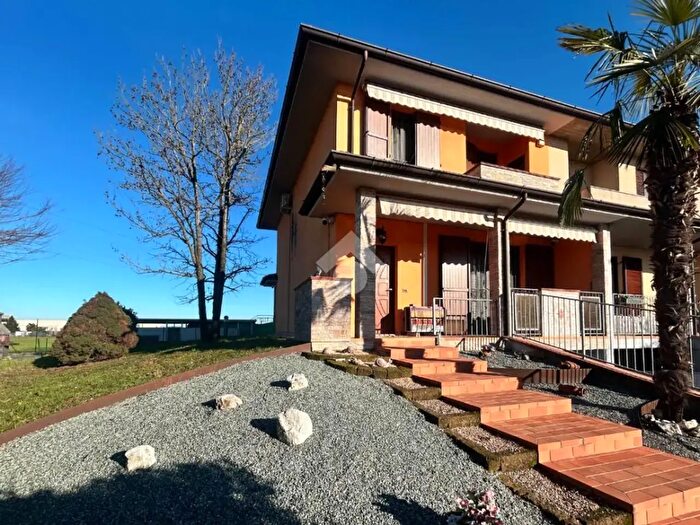 Casa quadrilocale in vendita in Via Novella, Casaletto Ceredano