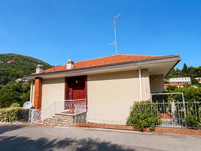 Casa con 6 locali in vendita in Via Privata Tetti Rossi, Alassio