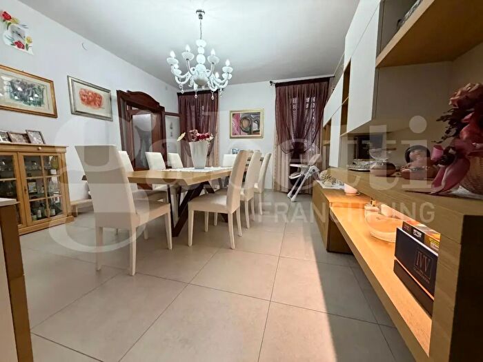 Casa con 10 locali in vendita in Adria Via Pietro Pegolini, Adria
