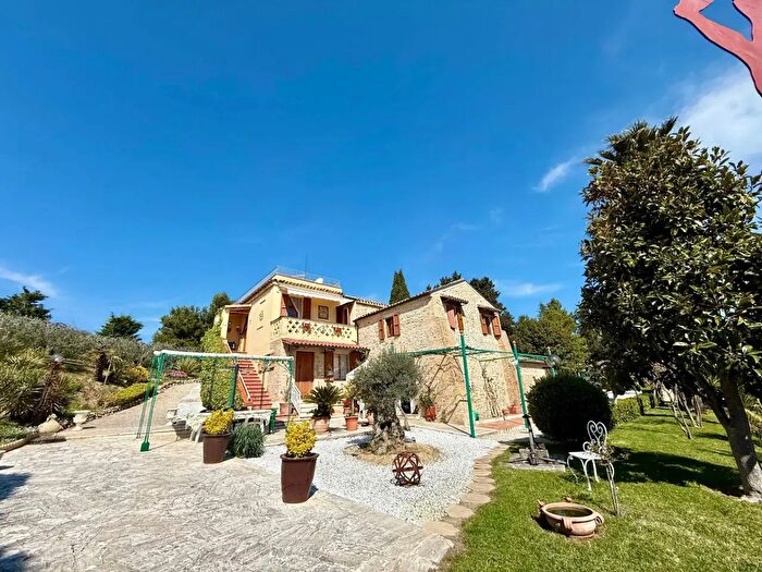 Casa con 12 locali in vendita in Contrada Tesino, Offida