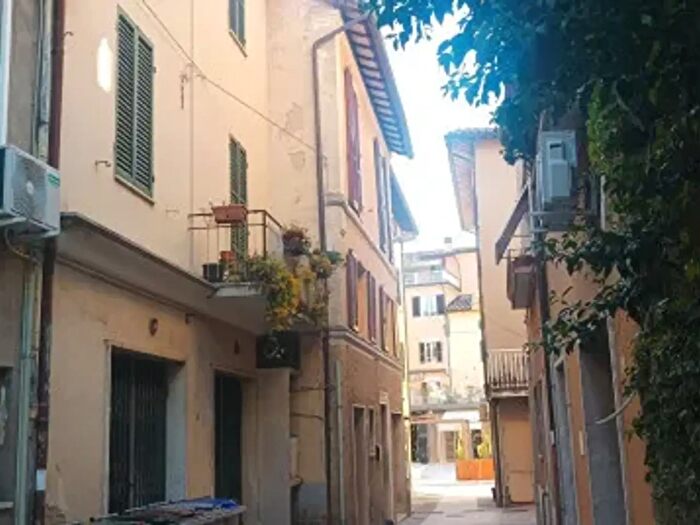 Casa con 6 locali in vendita in Via San Vitale, Bastia Umbra