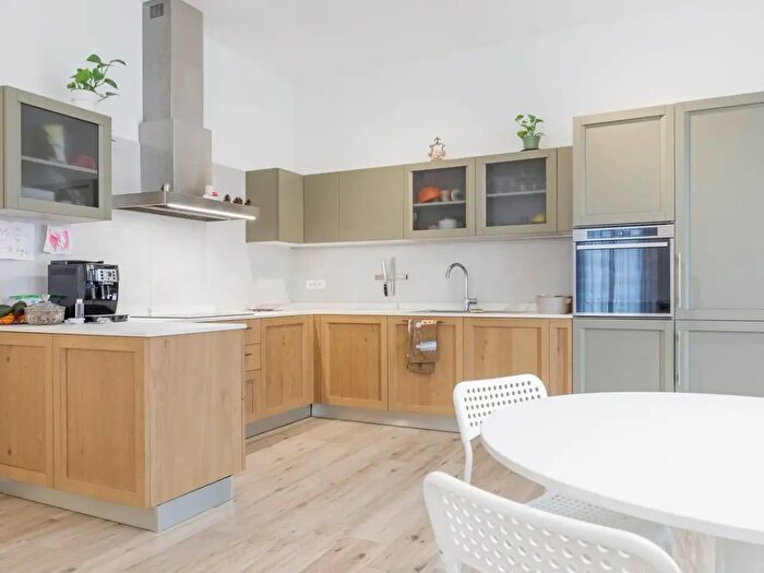 Appartamento con 6 locali in vendita in Via Duccio Galimberti, Prato