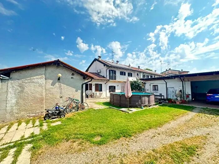 Casa quadrilocale in vendita in Borgolavezzaro