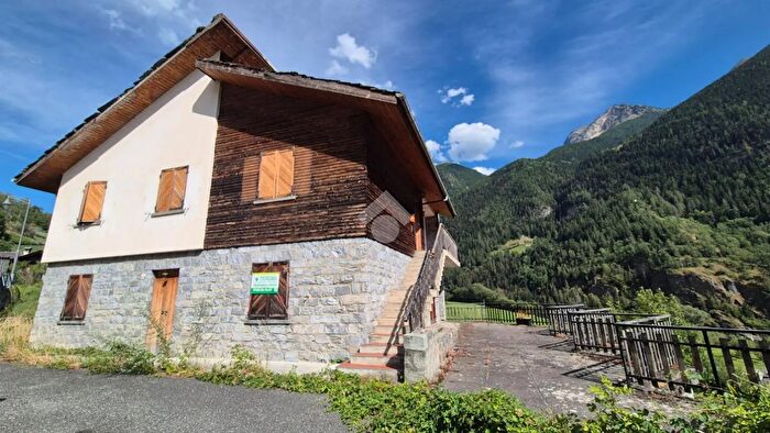 Casa con 10 locali in vendita in Frazione La Cleivaz, Valpelline