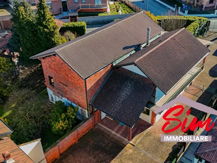 Casa con 6 locali in vendita in Via Vittorio Emanuele II Snc, Vicolungo