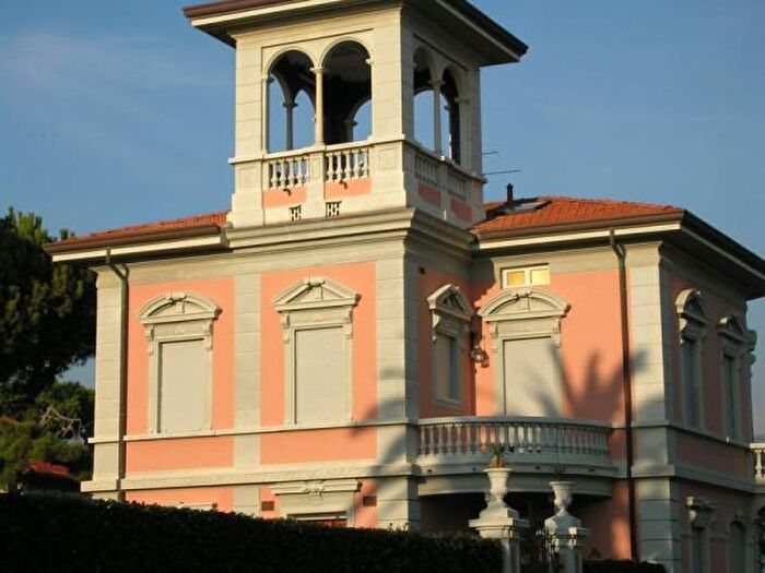 Casa con 6 locali in affitto in Viale Italico, Forte Dei Marmi