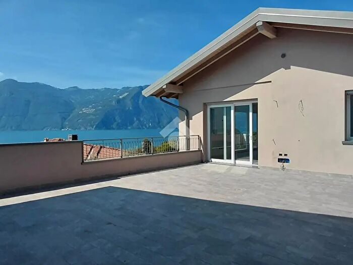 Casa quadrilocale in vendita in Via Caraglio, Marone