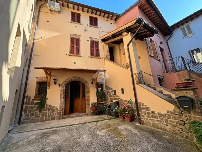 Casa con 8 locali in vendita in Via Umberto I, Cannara