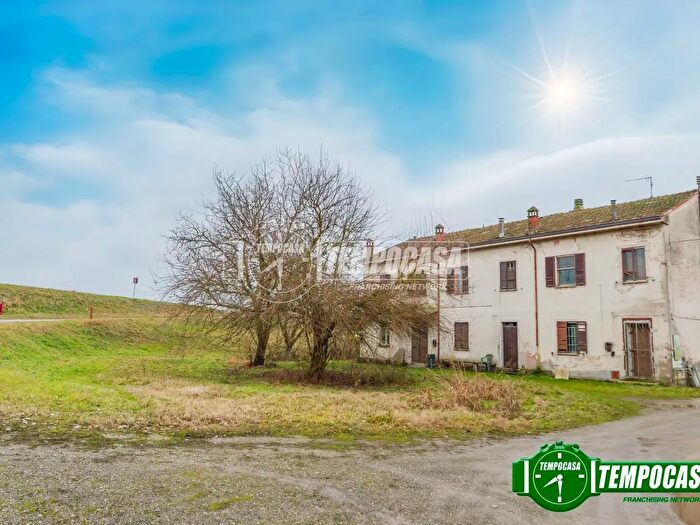 Appartamento con 9 locali in vendita in Strada del Gargatano, Piacenza