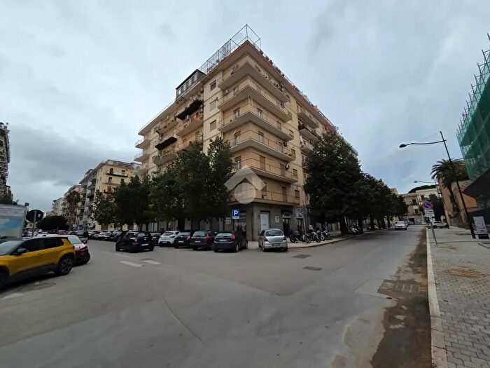 Appartamento trilocale in vendita in Via Archirafi, Palermo