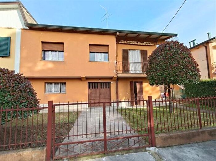 Casa con 6 locali in vendita in Via Vincenzo Bellini, Lugo