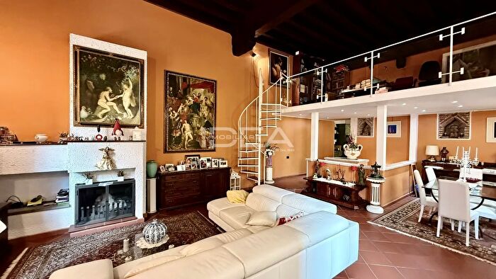 Appartamento con 10 locali in vendita in Via delle Grazie, Lucca