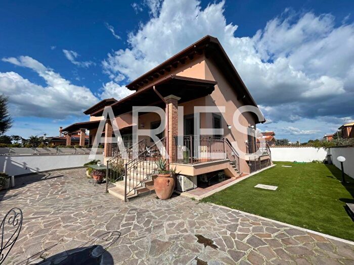 Casa con 5 locali in affitto in Via Pitea, Casal Palocco, Roma