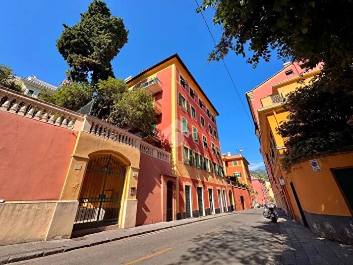 Appartamento trilocale in vendita in Via Capolungo, Genova