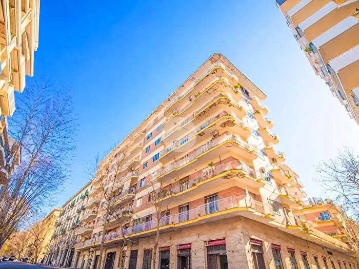 Appartamento con 8 locali in vendita in con Box Auto in Via Alessandro Scarlatti, Napoli