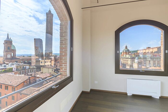 Appartamento con 14 locali in vendita in Vicolo Tubertini, Bologna