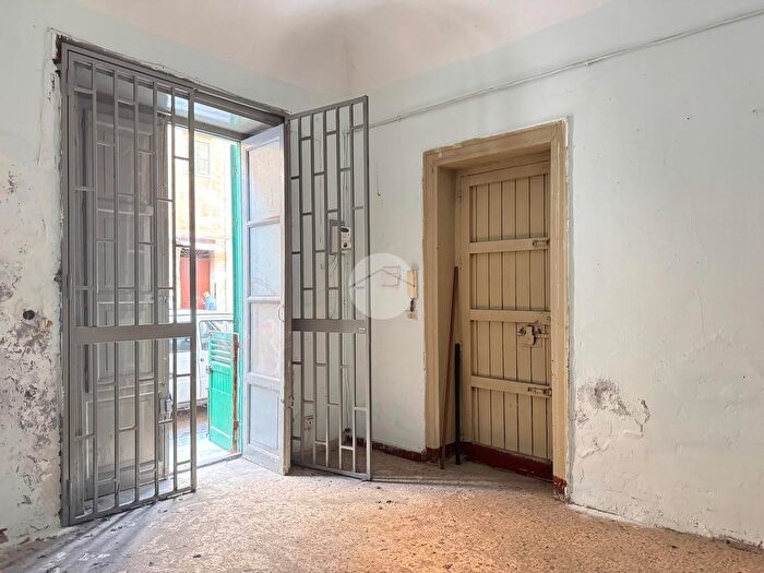 Appartamento trilocale in vendita in Via Re Tancredi, Palermo