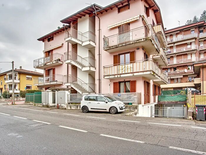Appartamento con 6 locali in vendita in Via F Turati, Luino