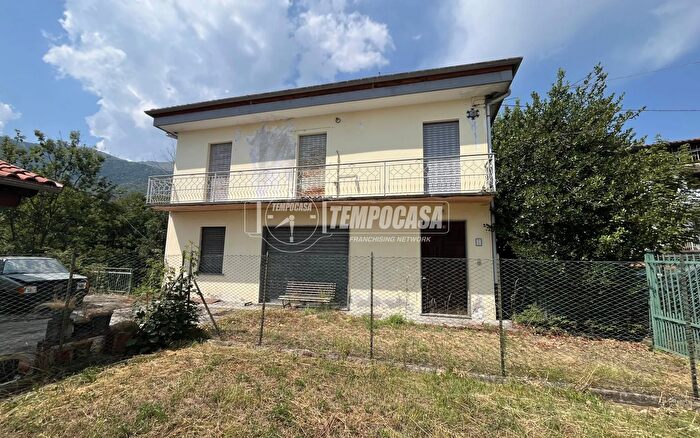 Casa con 9 locali in vendita in Via Cavour, Colleretto Castelnuovo