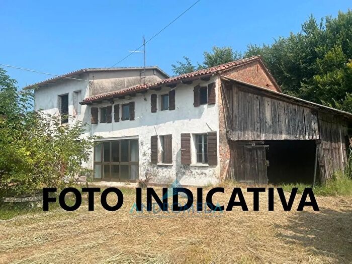 Casa con 10 locali in vendita in Pastorano