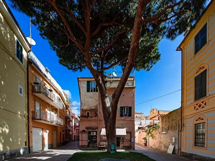 Appartamento quadrilocale in affitto in Piazza Galileo Galilei, Spotorno