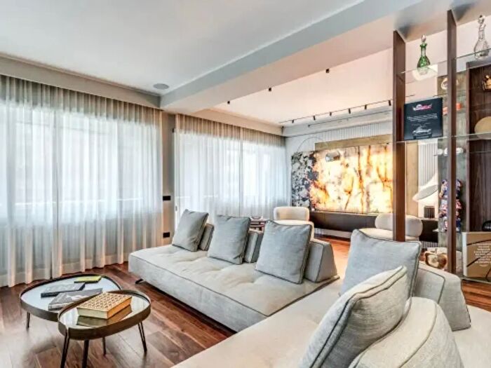 Appartamento con 6 locali in vendita in Via Madesimo, Roma
