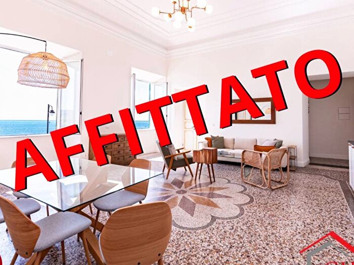 Appartamento trilocale in affitto in Piazza Giacomo della Chiesa, Pegli, Genova