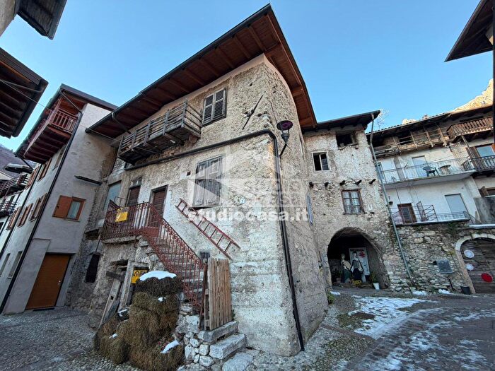 Casa con 6 locali in vendita in Fraz Covelo, Cimone