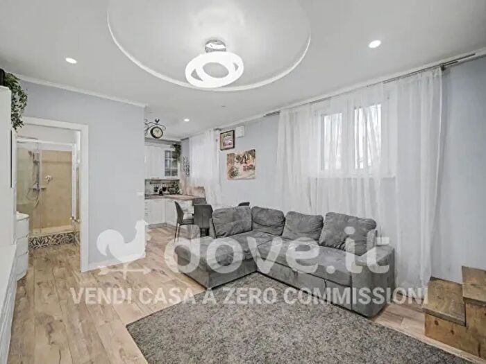 Appartamento trilocale in vendita in Strada Grotte di Pescaia, Siena