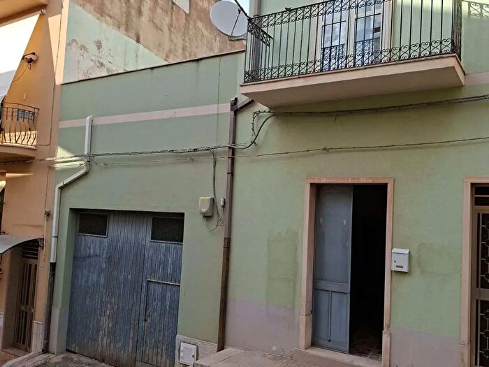 Casa con 6 locali in vendita in Comiso