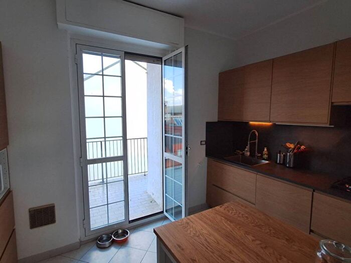 Appartamento trilocale in affitto in Via Francesco Soave, Bocconi, Milano