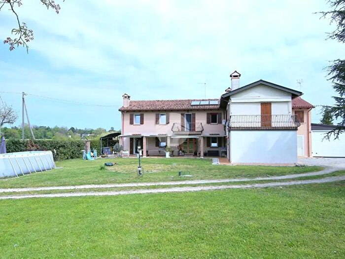 Casa con 6 locali in vendita in Strada Nenzi, Casier