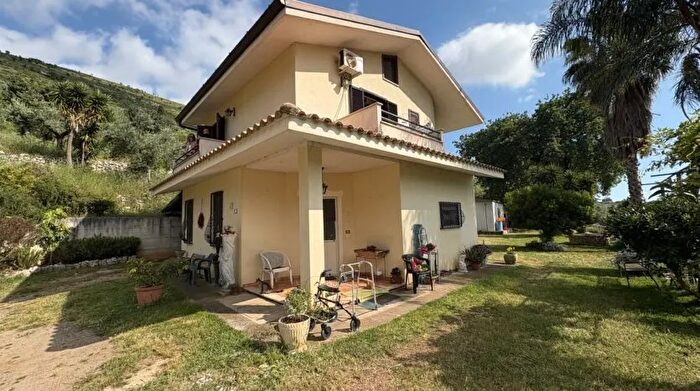 Casa con 7 locali in vendita in Via Sagliutola Fondi Cocuruzzo, Fondi