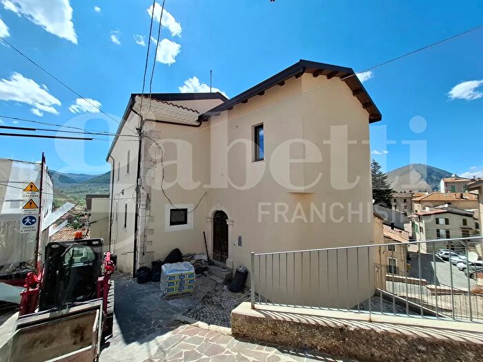 Casa quadrilocale in vendita in Via Anatolio degli Eredi, Rocca Di Mezzo